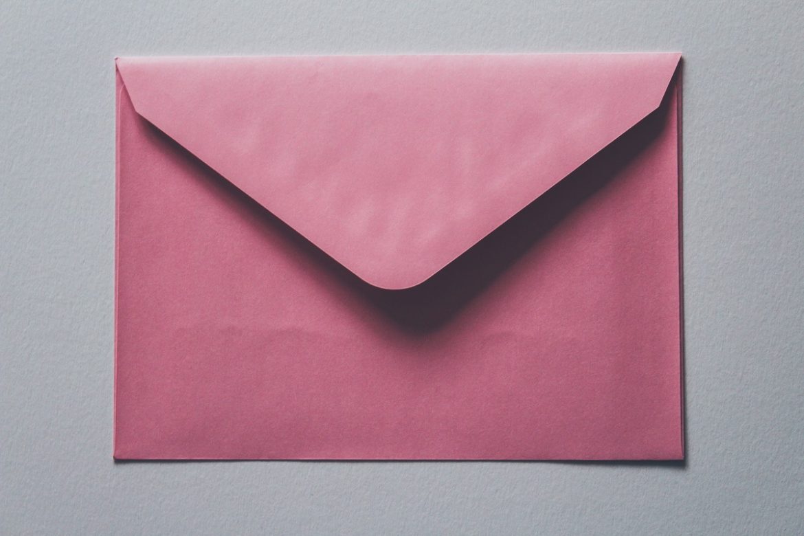 Розовый бумажный конверт крупным планом